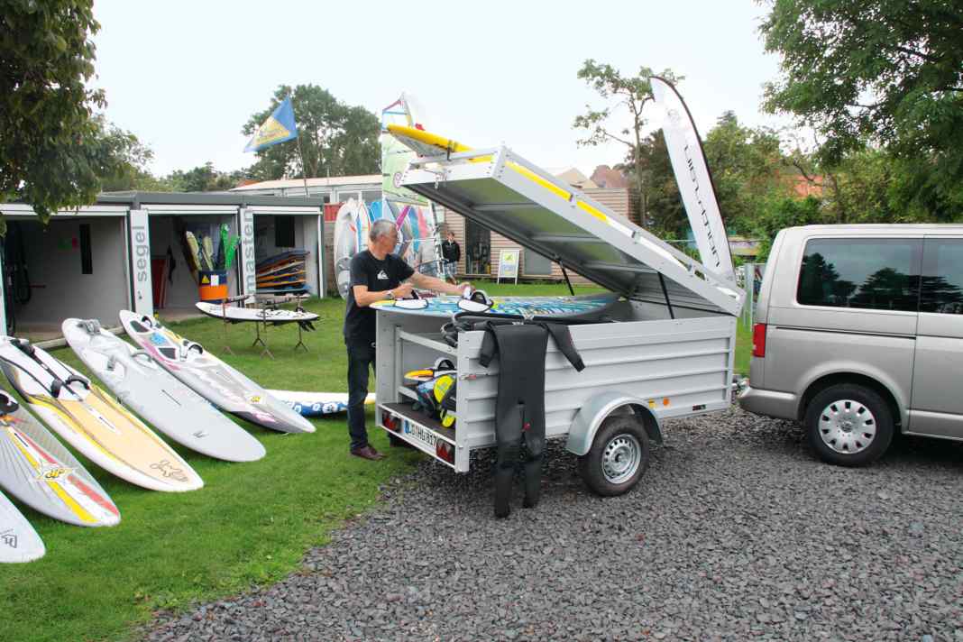 The Koch surf trailer can be planned very individually and many detailed solutions show that the trailer was developed by a surfer. At Koch, you can either install the interior yourself or have it completely customised. The basic model starts at around 3000 euros, with the top versions costing up to 6000 euros.