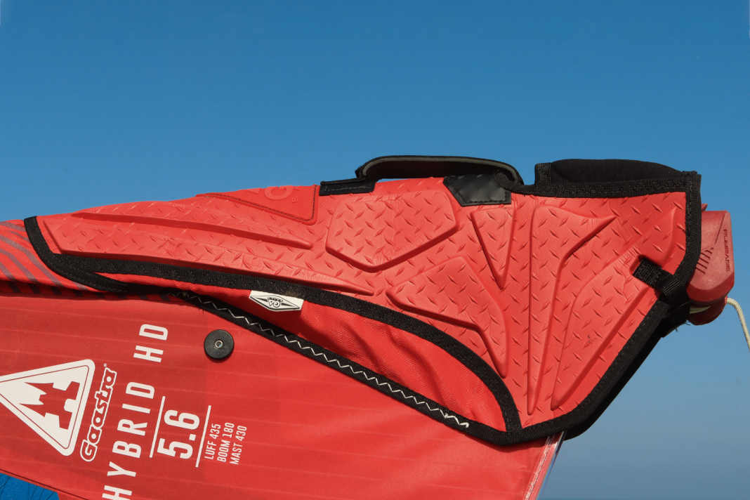 Beim GA-Sails Hybrid HD ist der Protektor wieder perfekt gelungen – dieser ist gut gepolstert, lang, gut zu klappen und mit einer ideal erreichbaren Tasche ausgestattet. Ebenfalls sehr gut lösen das auch RRD, NeilPryde und Loftsails.