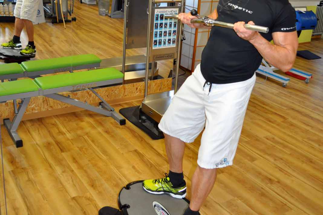 Take a pole - this simulates your boom - and then: Let's go indoor surfing. Keep pulling the pole towards your chest ...