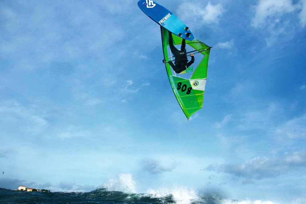 It doesn't have to be a backloop: If you want to try your first jumps, you'll find relaxed bump & jump conditions around Hyéres.