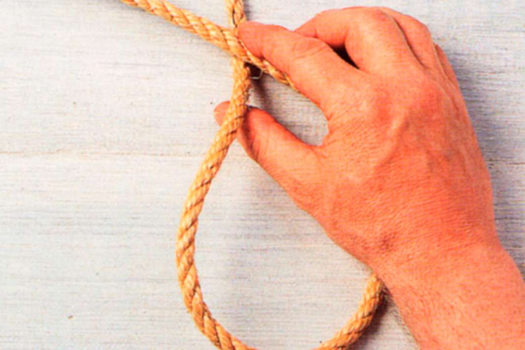 Lege mit dem Arbeitsende eine Überhandschlinge.