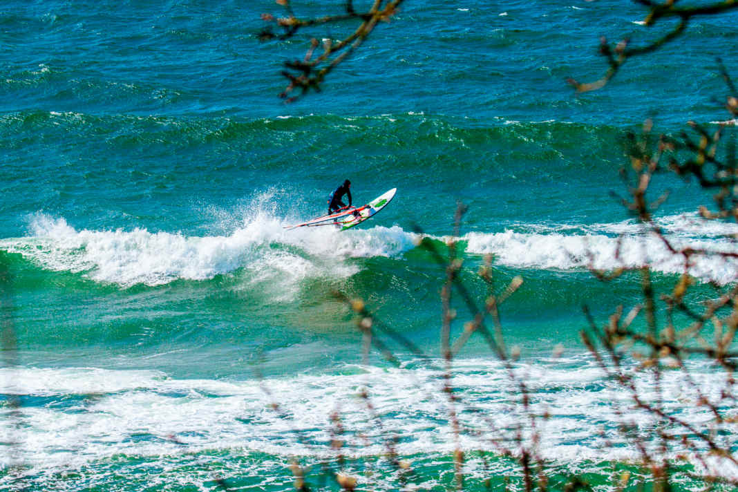 Sogar bei Westwind rollten ein paar surfbare Wellen an die Küsten.