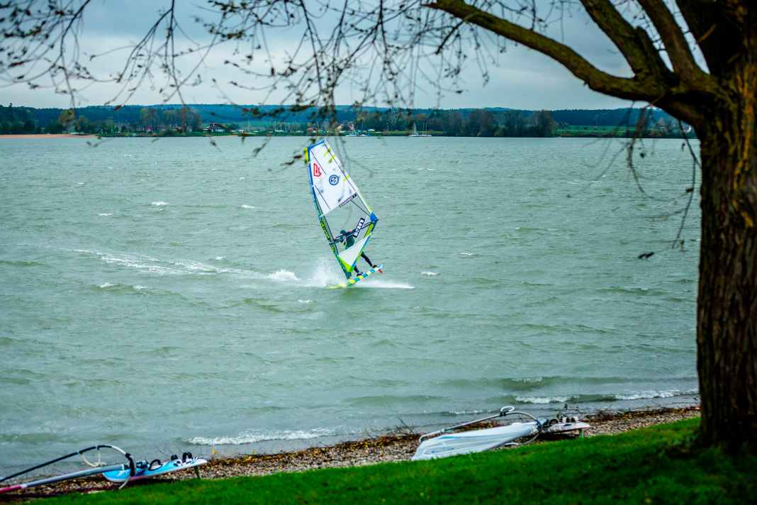 Auch künstlich angelegt (wie der Brombachsee) ist der Altmühlsee. Auch er funktioniert bei Tiefdruckeinfluss gut und die Szene-Locals freuen sich über Action.