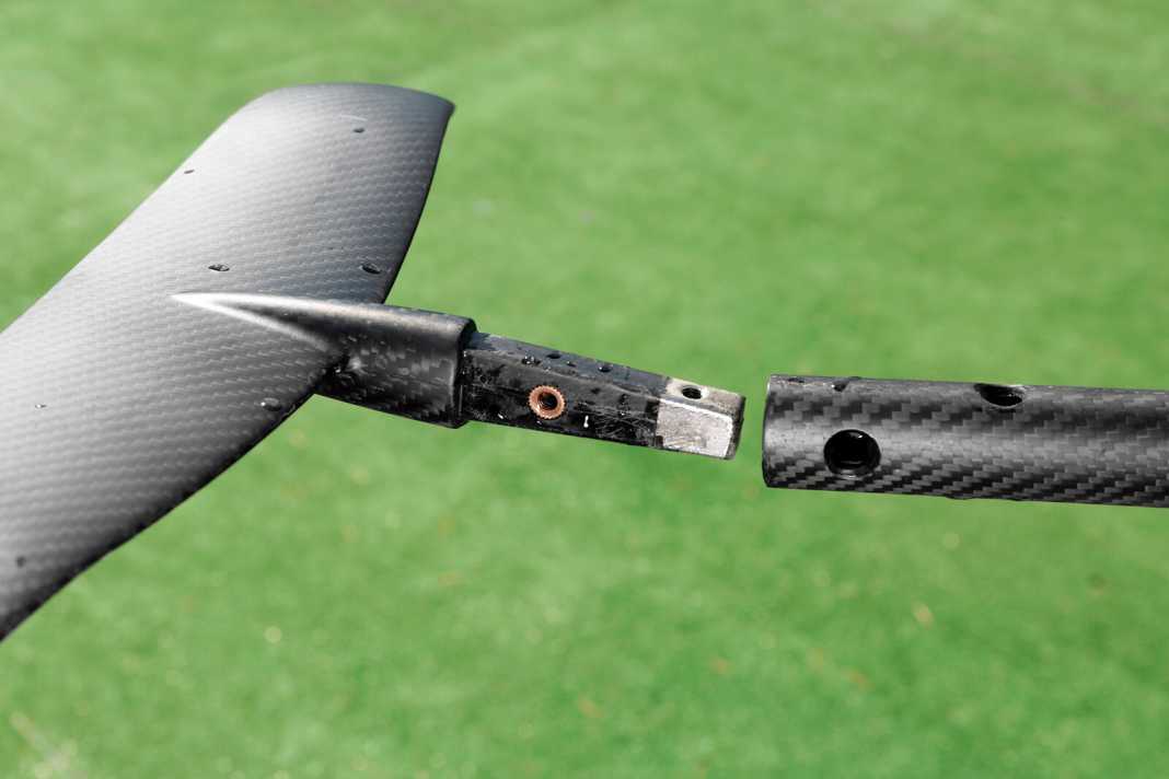 Foto 1: Extrem solide, wie richtiger Maschinenbau, wirken die Verbindungen von Starboard (2 + 5), NeilPryde Alu (10 + 11) und der verstellbare Heckflügel beim NeilPryde Carbonwing (1). 