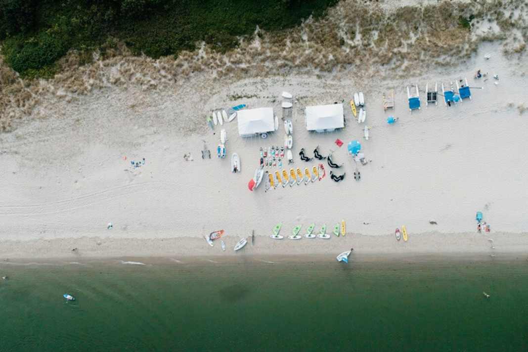 Ein Strand, ein paar Boards und Segel, und ein paar Gleichgesinnte - was könnte schöner sein?