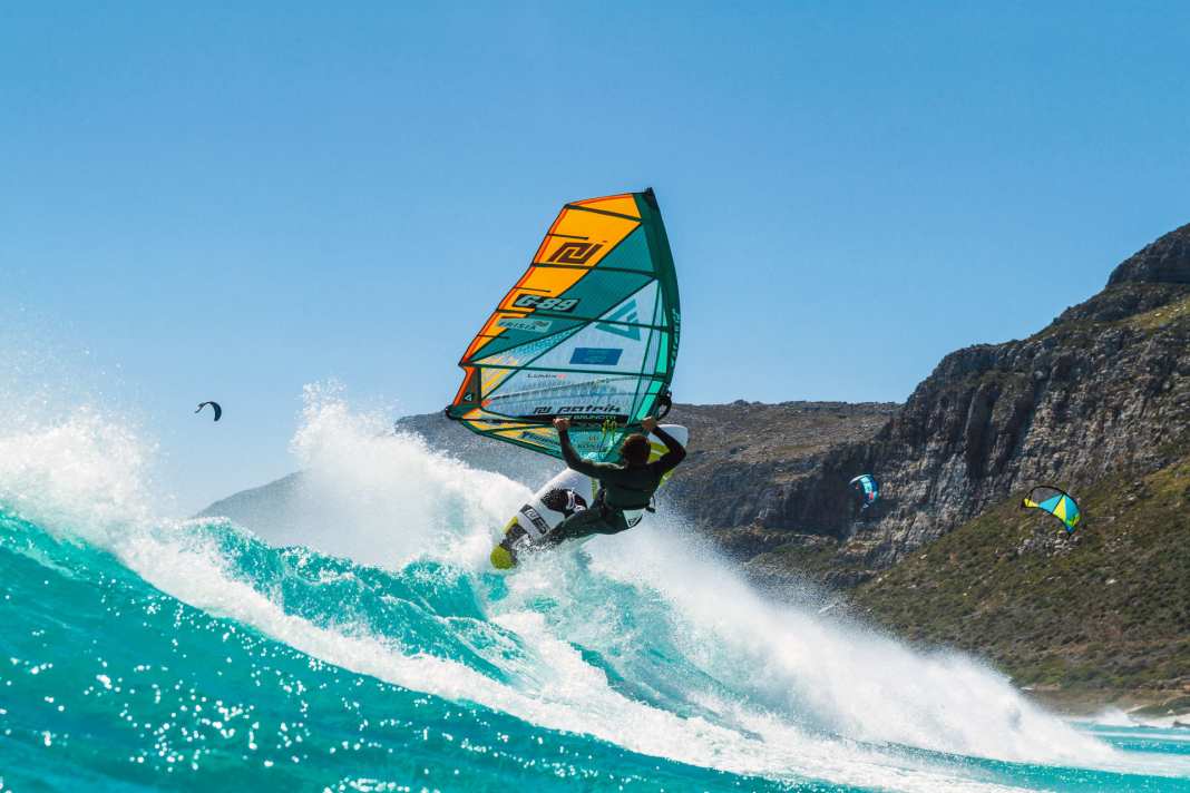 „Eine Reise mit dem Wind“ ist für Dennis Müller die Erfüllung eines Traumes. Egal ob sie ihn mit dem Bulli an die besten Spots Europas oder ans Kap der Guten Hoffnung (Bild) führt.