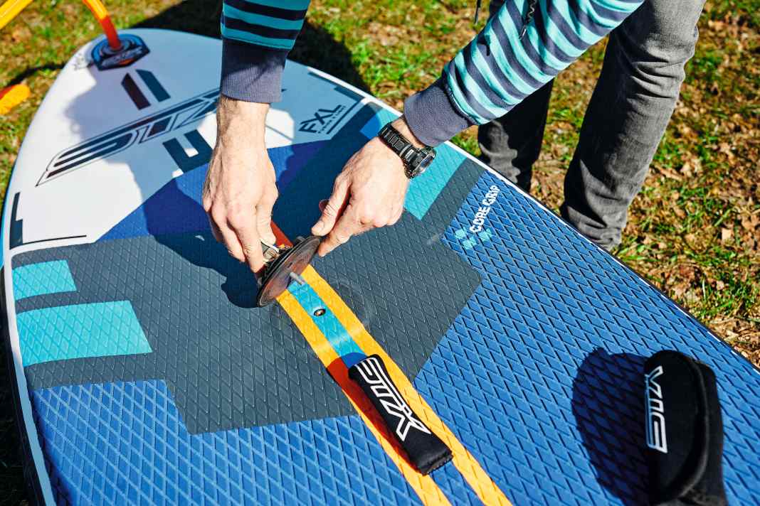 Eine Aufnahme für die Mastfußplatte ist essentiell zum Windsurfen.
