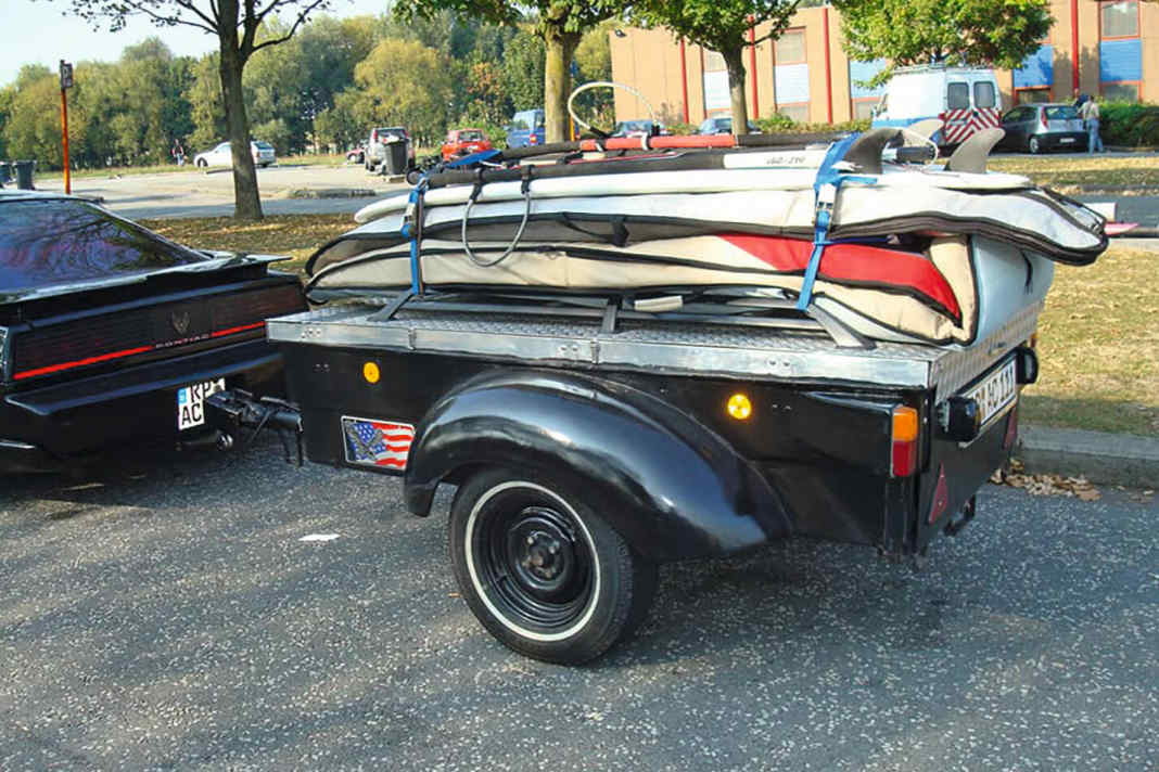 An dem Zugfahrzeug darf kein klobiger Kasten hängen, dachte sich wohl Markus Eisele. Zu einem Pontiac Firebird „Knight Rider“ gehört natürlich auch ein Retro-Anhänger im Ami-Style. Nicht nur schick, sondern auch praktisch.