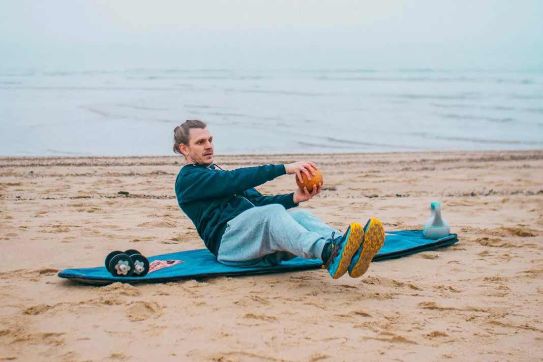 When performed correctly, this is one of the nastiest ab/core exercises ever, as the muscles have to constantly keep the body in balance. I recommend using a weight between 1 and 5 kg, which you move in a large circle in front of your body with your arms stretched out.