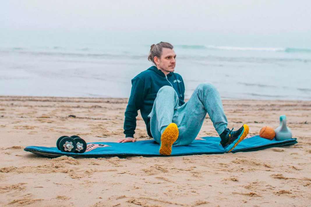 Sit on the floor, lean backwards, support yourself with your arms and place your feet in front of you so that your knees form a 90-degree angle.