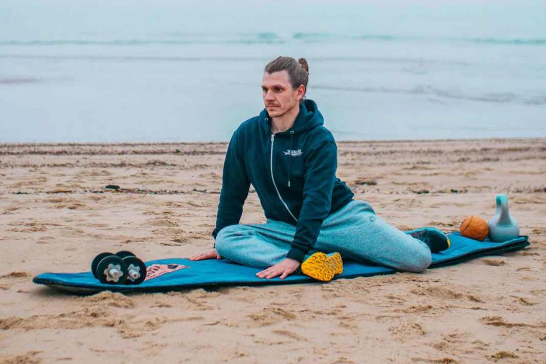 This exercise will also improve your hip mobility. But be sure to listen to your body's signals. Everyone has different body compositions and therefore feels different movements differently. Put both legs down. Place one leg in front of you and one behind you. With a straight back, lean on both arms in front of the front leg.