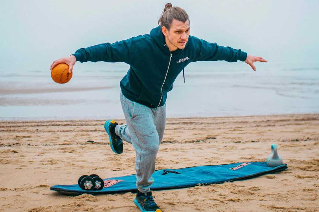 This exercise doesn't just sound wild, it's also really tough. If you find it too difficult to stay in this position on your toes and move your weight from left to right, you can also use a soft surface or an air cushion without lifting your heel.