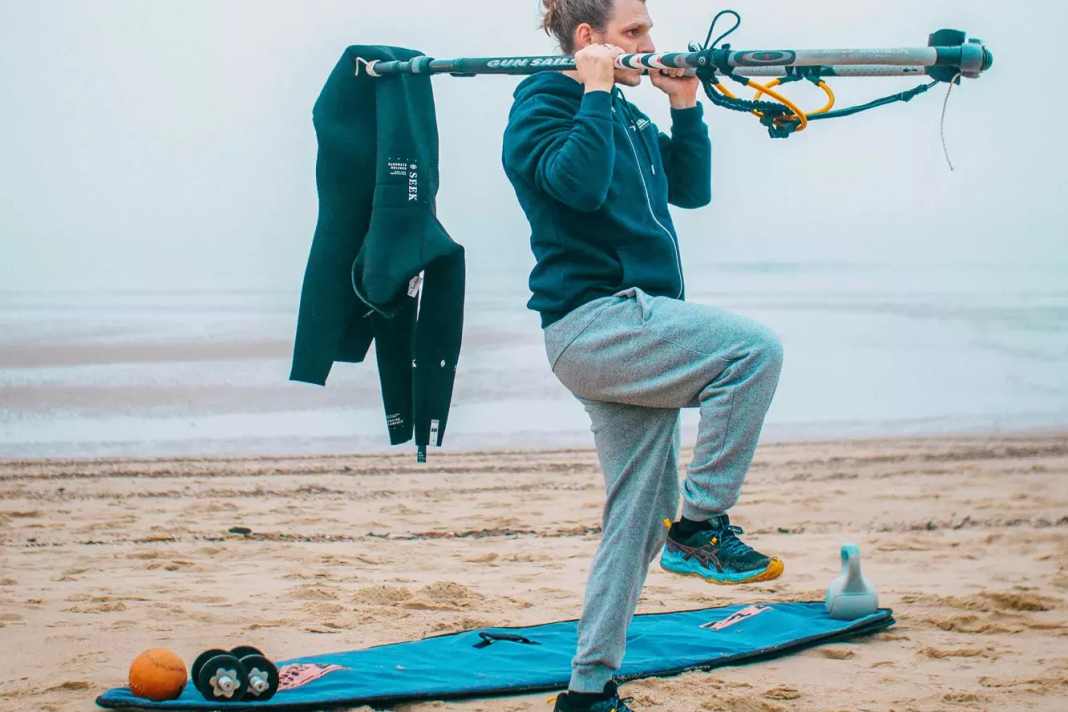This exercise would certainly be too easy with just a boom, so you can also use your harness or neo. The leverage should not be underestimated when the neo is hanging from the outhaul. Here too, the focus is on the core, which has to compensate for all the movements, and the shoulders, which will start to burn after a few repetitions. Start with your head between the boom and then accelerate explosively as you push up.