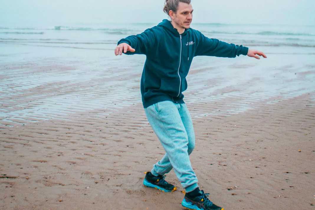 Experiment with your body and with different movements to get to know your body better. For example, here is an exercise that will greatly improve your coordination, flexibility and balance. To do this, bend your knees slightly and touch the ground with the tips of your feet as far away from your supporting leg as possible.