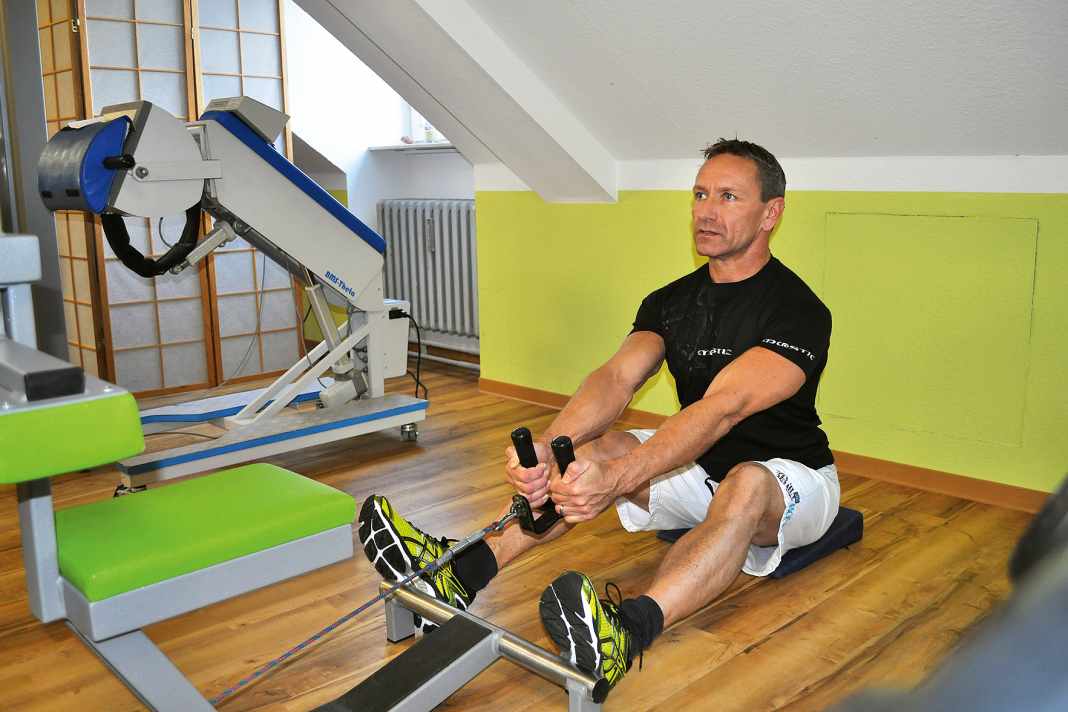 Rowing: Here you train your back and arm muscles. It is important that you keep your spine stretched in a slightly hollow back position. Start by keeping your upper body very still.