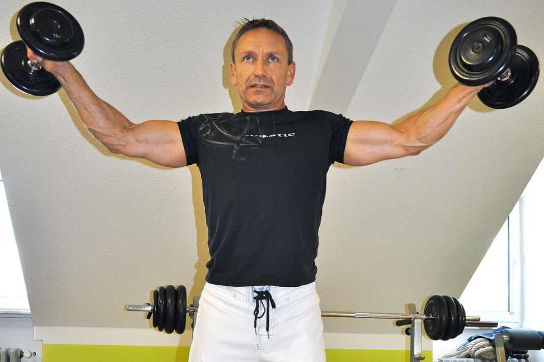 Side raise: This is an isolation exercise for your shoulders. It ensures good stability of the shoulder joint and protects your joint from dangerous injuries such as dislocation. With your elbow slightly bent (and frozen!), lift the dumbbells sideways to about head height...