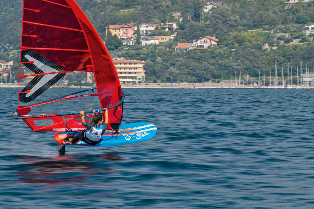 Freerace - das bedeutet, Speedduelle und beste Amwindeigenschaften. Motorisiert wird man von Cambersegeln oder reinen Foilsegeln