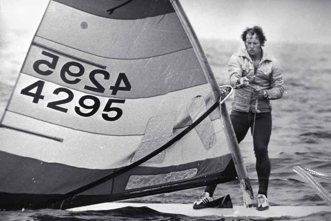 Wolf Zins ist seit den Anfängen dabei und heute noch als Regattawart aktiv. Er eröffnete Mitte der 70er auch den ersten Windsurfshop in Berlin.