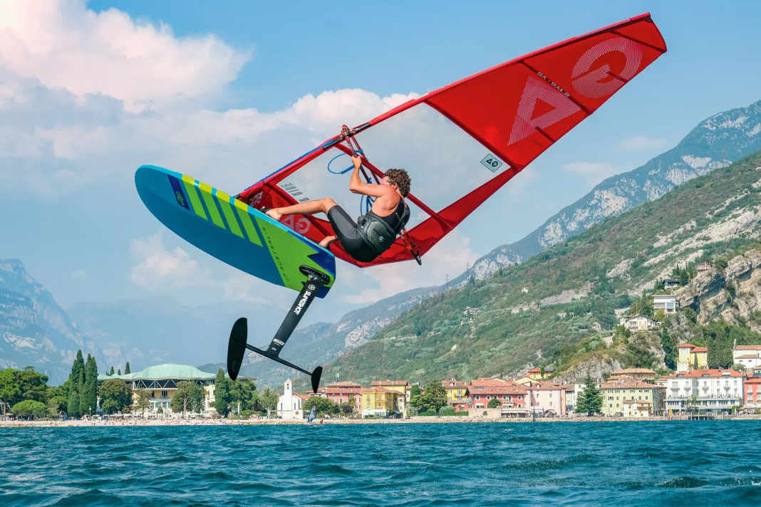 The 103 centimetre long Slingshot carbon mast is extremely stiff and powerful.  The aluminium mast is more suitable for manoeuvring spoilers.