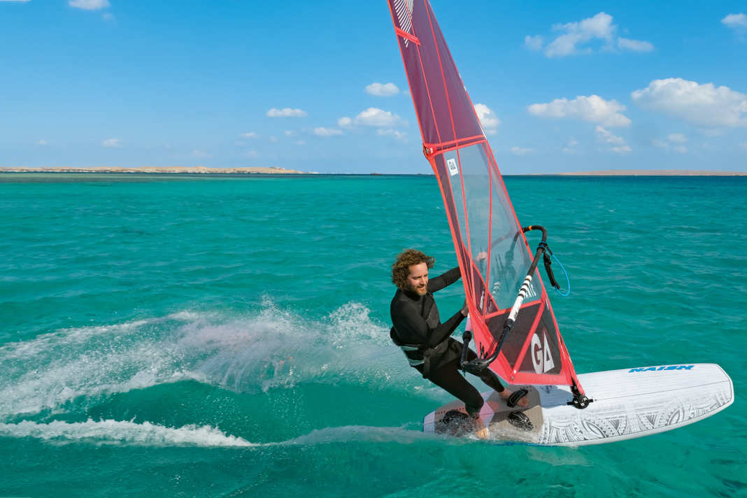 Smooth jibes in medium winds - that's just one of the highlights of this versatile test group. Tester: Christian Winderlich. Spot: Hurghada, first sandbank.