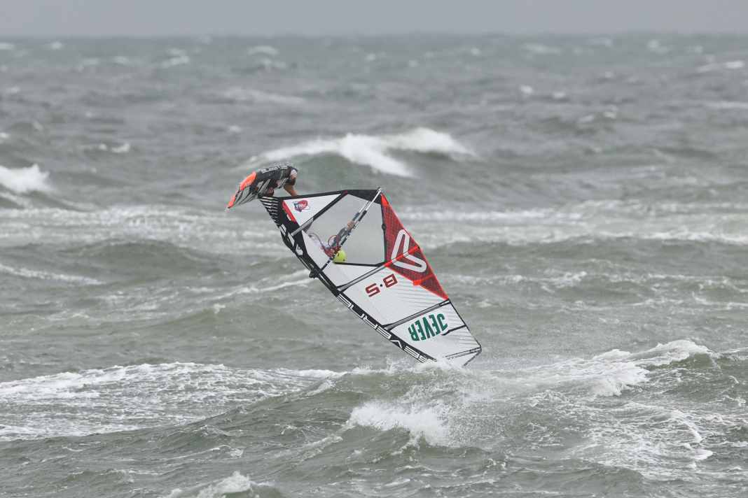 High front loops over the top: Sol Degrieck was fearless at the Sylt World Cup.
