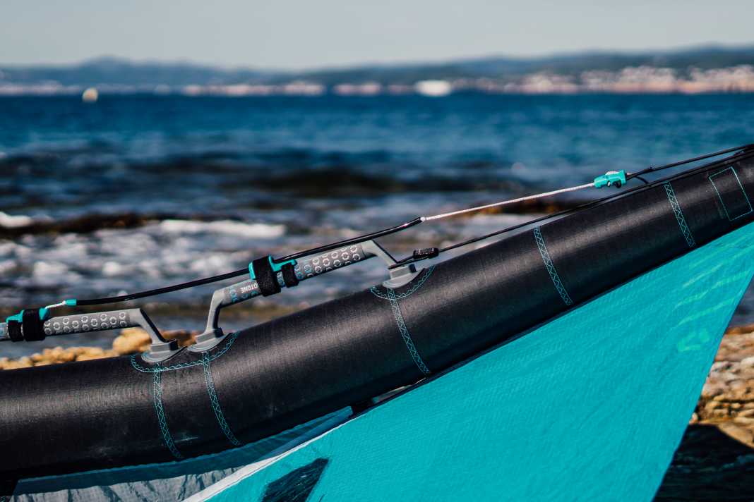 When travelling, the Artness trapeze rope lies close to the boom