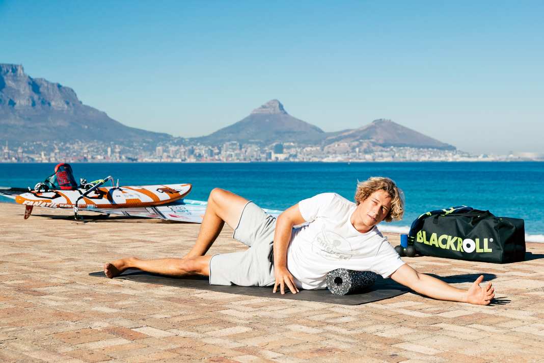 Loosening the lateral trunk (latissimus) with the Blackroll