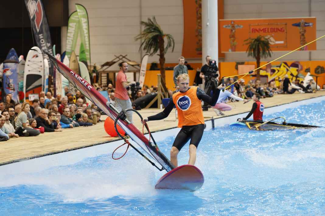 Mit dem FPT Tow In erlebt die boot 2025 ein echtes sportliches Highlight auf dem großen Action-Pool in Halle 17. In den Vorjahren - hier Nick Spangenberg auf der boot 2024 - gab es nur Show-Einlagen