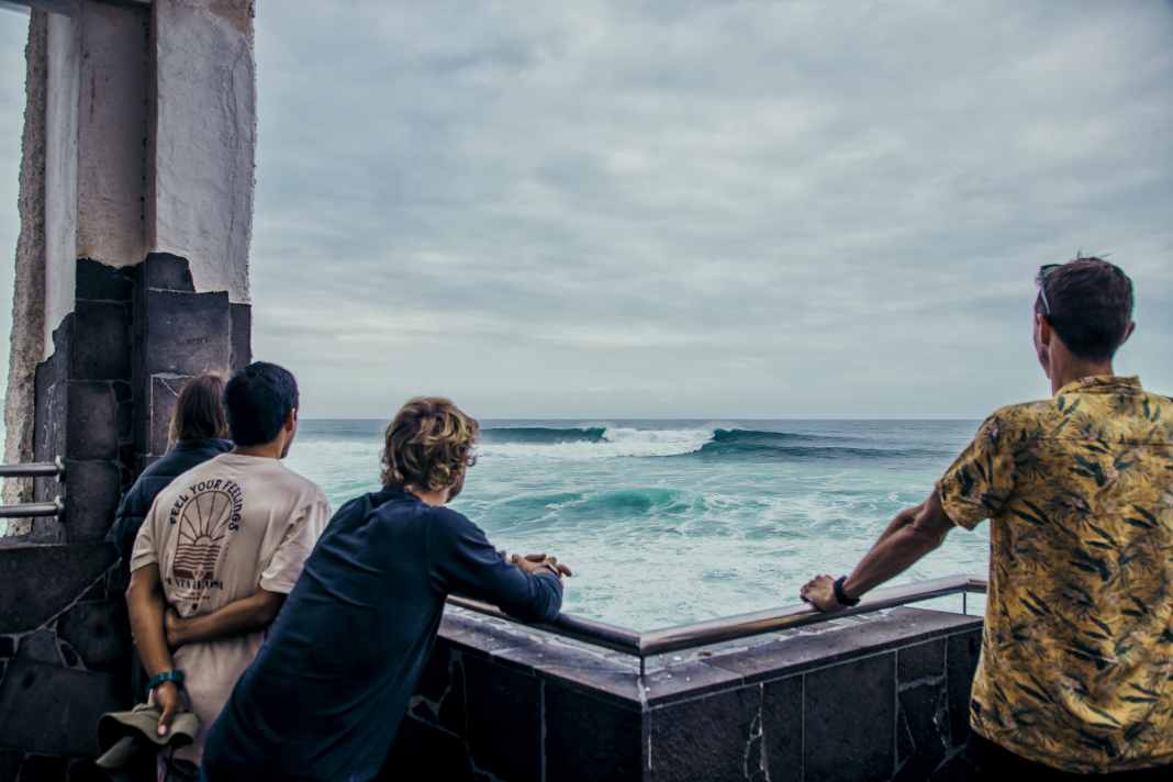 Impressions of past events with waves in Hawaii format.