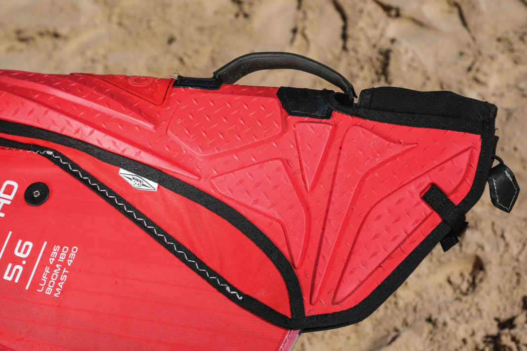 GA Sails zeigt seit Jahren, wie ein guter Protektor aussehen sollte – lang genug, gut gepolstert und mit gut zugänglicher Tasche.