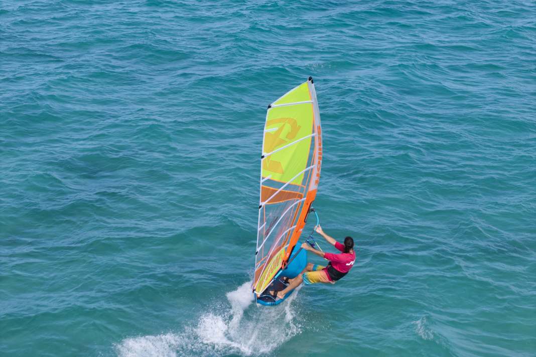 A dream: speeding across flat water with a freerace sail. We tested nine sails with two or three cambers