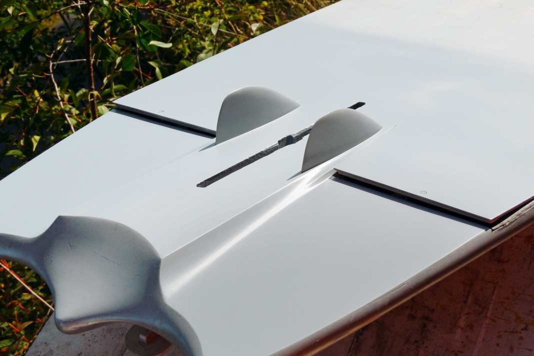 Movable wings at the rear change the rocker line.