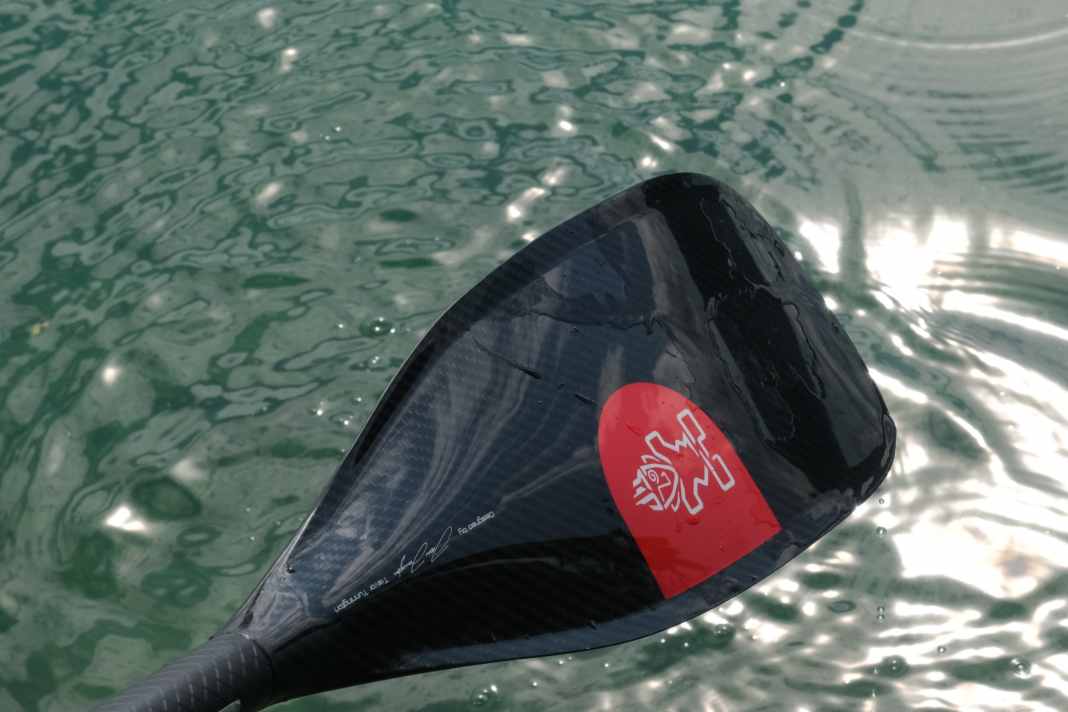 Das Blatt ist extrem leicht und verleiht dem Paddel ein sehr leichtes Schwunggewicht.