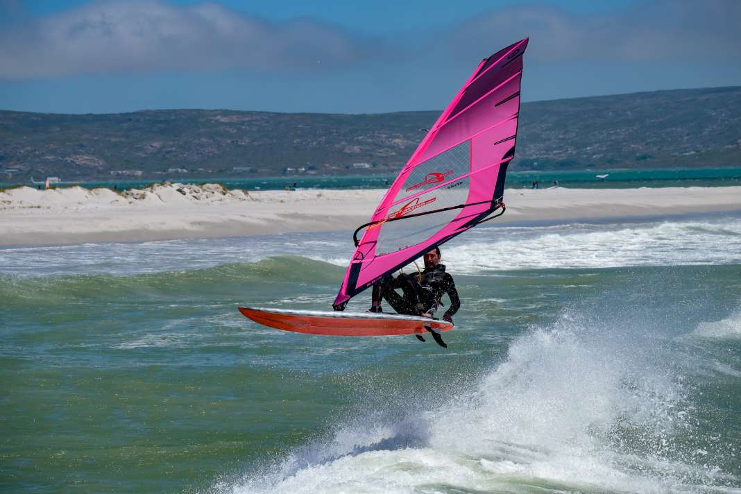 With sails between 4.7 and 5.8, the Quatro also performed convincingly when wave riding in moderate waves. The test conditions were perfect.