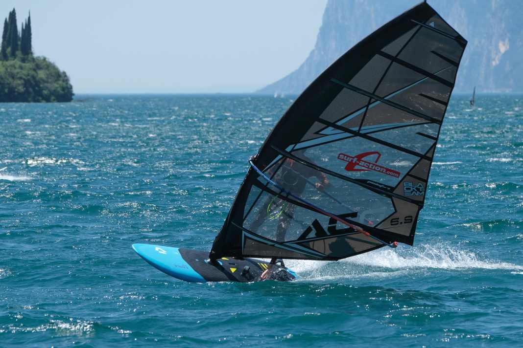 An intermediate board that also carries you through fast gliding jibes.