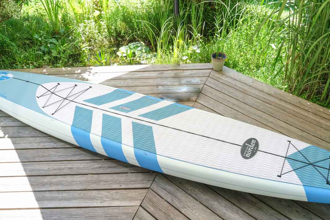 Das Board ist sportlich gestreckt, das Design elegant.