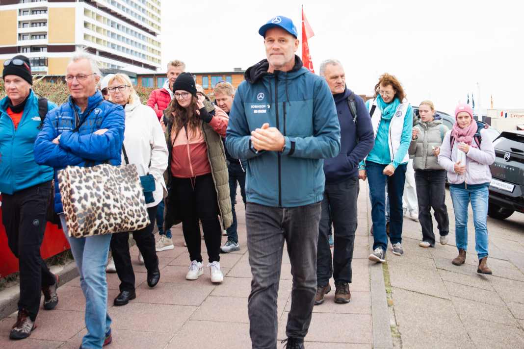 Flessi out and about at the World Cup on Sylt: as Robinson's brand ambassador, he shows visitors around the event site