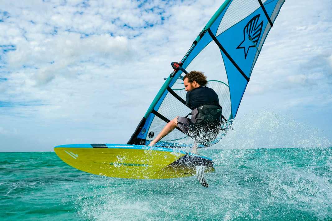 Freemoveboards wie der Fanatic Freewave sind ideal für Bump & Jump, Manöverspaß und große Sprünge:  vom Gardasee bis Hindeloopen oder Heiligenhafen.