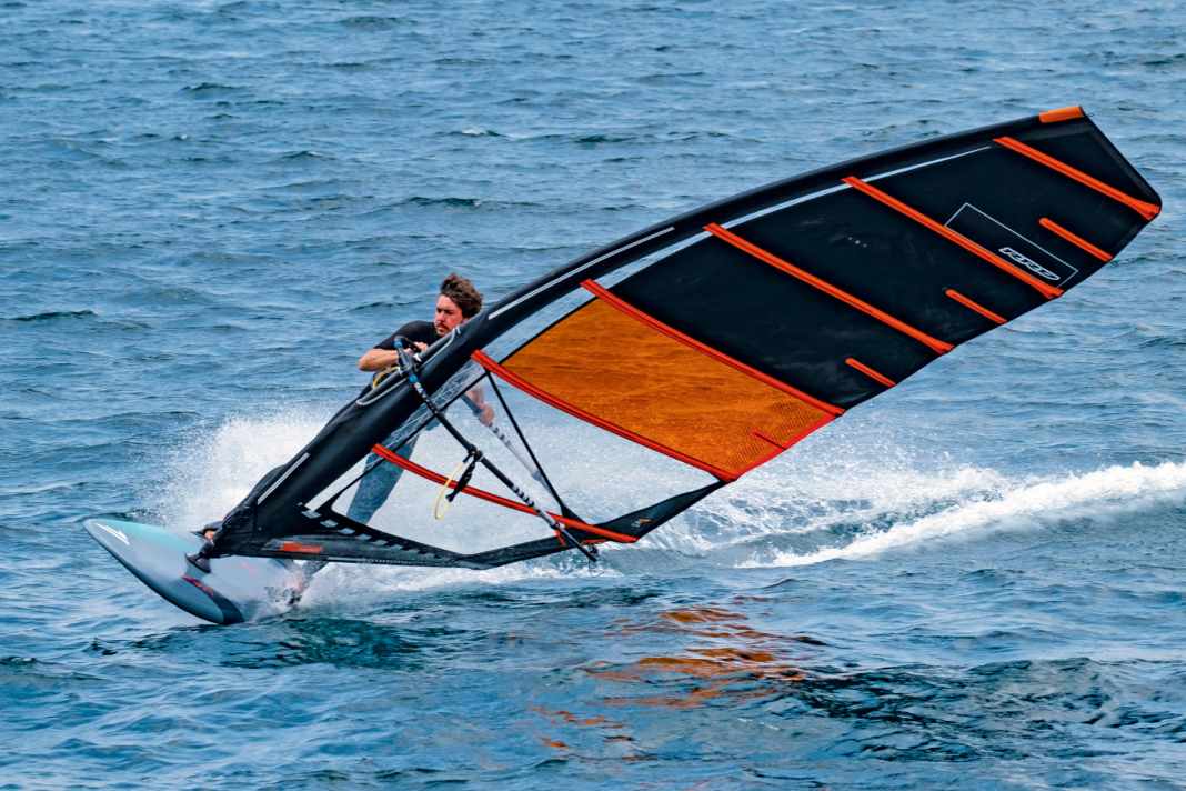 Full steam ahead into the carving jibe - the Fanatic Jag absolutely loves fast jibes.