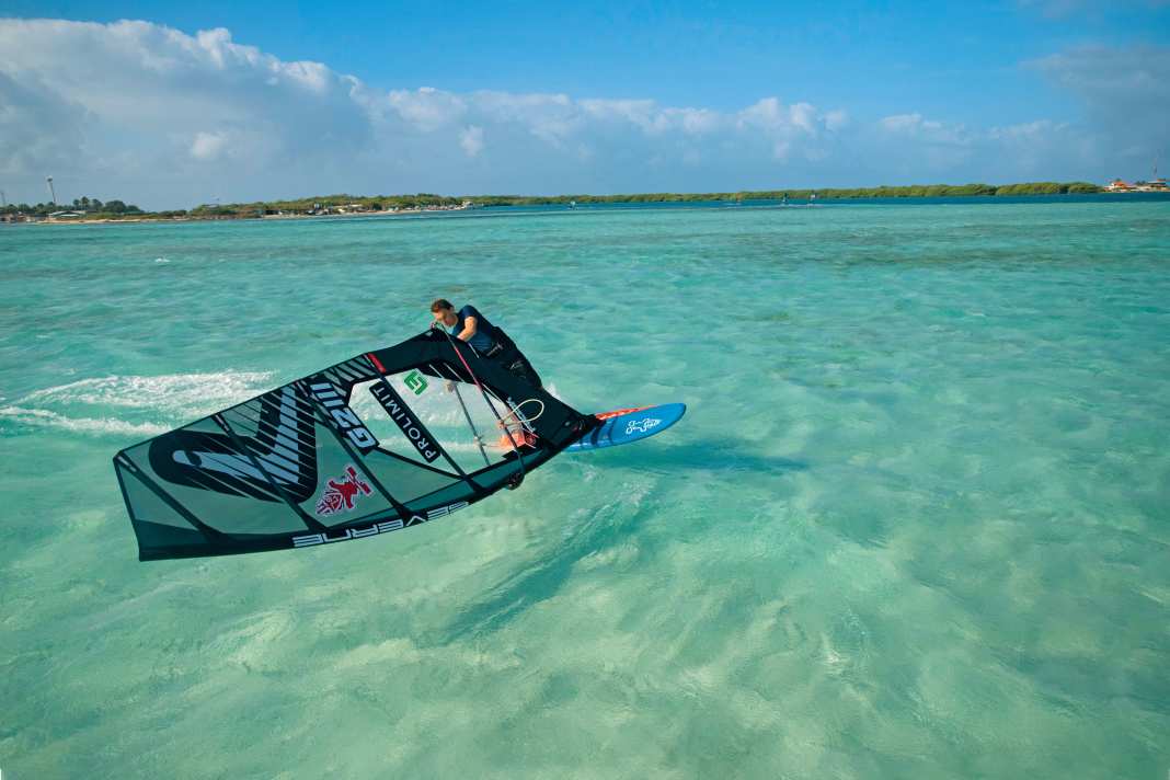 If the mast hits the water without braking, this is a sign that you are shifting the sail too much to windward when "ducking" | Photo True media & culture
