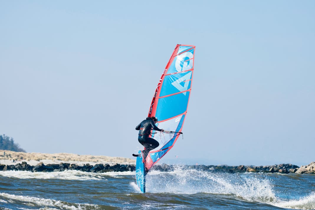 Auf Freemove- oder Freestyle-Waveboards machen Segel  wie das GA-Sails Hybrid am meisten Sinn. Damit sind  auch Loops locker drin