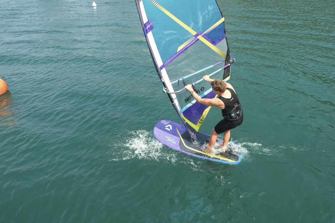 Beim Anpumpen auf dem Foilboard steht Jordy von Anfang an...