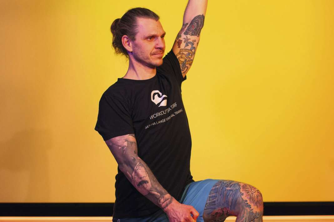 One-arm rowing: An additional weight above the head isolates the back muscles