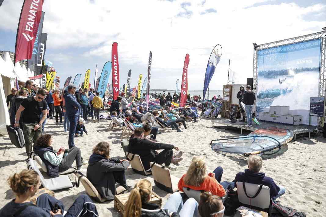 Material-Workshops, Yoga, Party und vieles mehr - beim Surf-Festival wird es auch an Land nie langweilig!