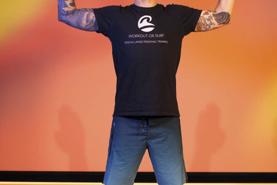 Choose a shoulder-width stance, keep your back straight and your chest proud.  Your head looks forwards and your arms are bent next to your head like a cactus from the Mexican steppe.