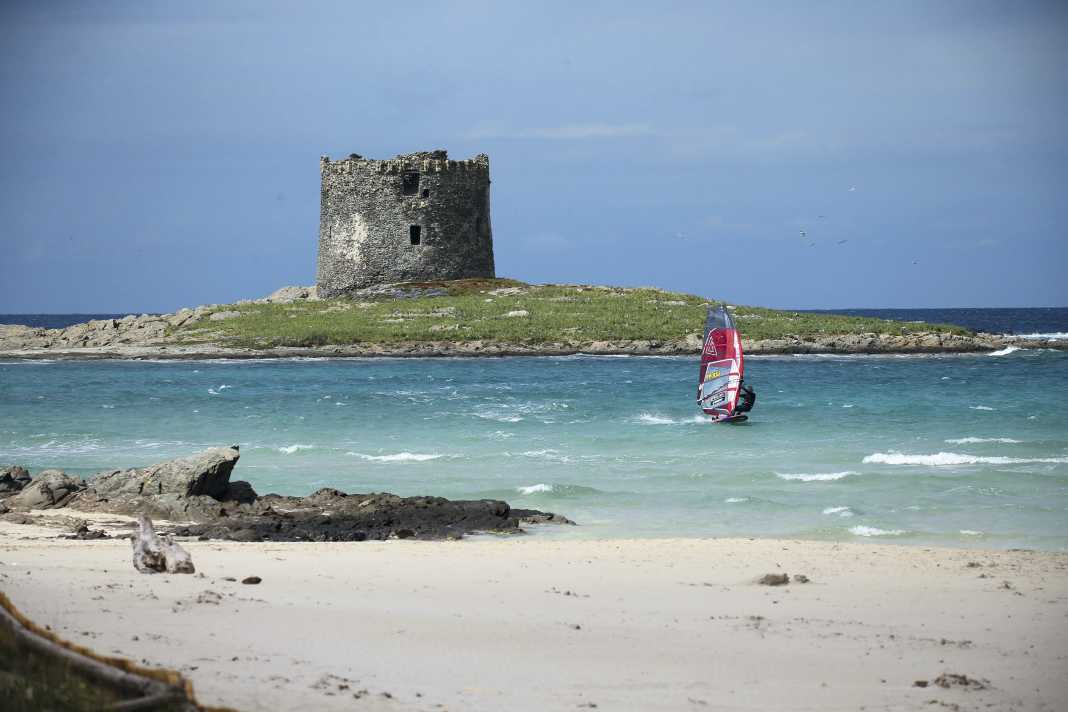 Rund um die lang gestreckte Halbinsel im Nordwesten Sardiniens findet man Flachwasser, aber auch Wellenspots, die aber  im Vergleich zu den Hardcore-Revieren an der Nordküste eher gemäßigt sind.