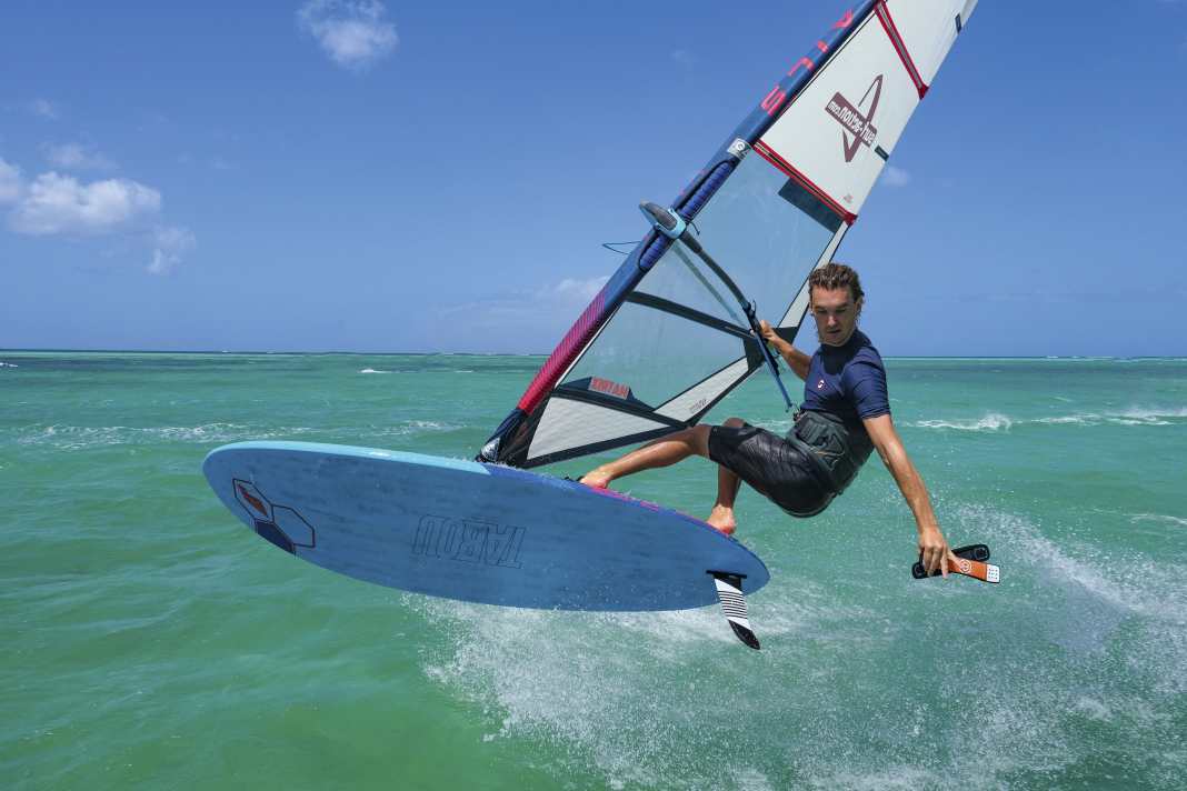 Unfortunately, even with light straps you still don't automatically take off, even though surf tester Julian almost seems to.