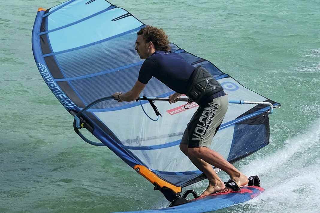 NeilPryde: The SPX 100 is the stiffest mast of all brands, with a very low weight to boot.