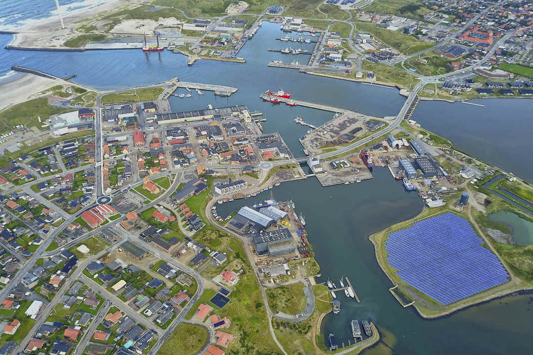 Harbour and town centre of Hvide Sande. A helicopter landing pad was to be built on the northern pier (top left in the picture).