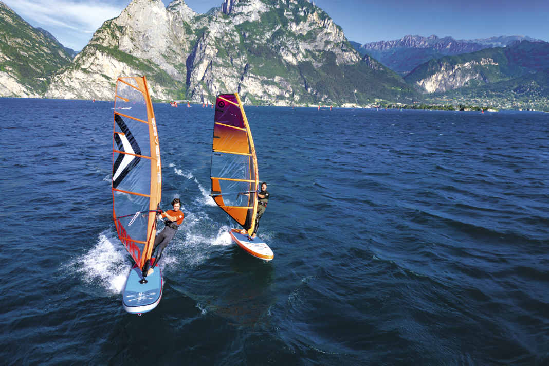 Relaxed cruising, first exercises or a paddle tour: iSUPs with a windsurfing option are extremely versatile!